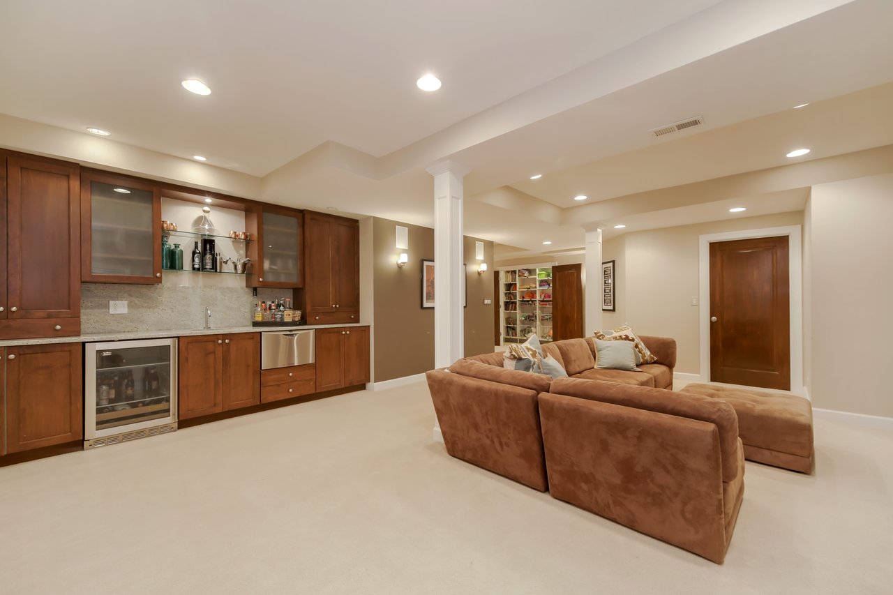 Accented with an array of modern finishes and features a sophisticated urban vibe.