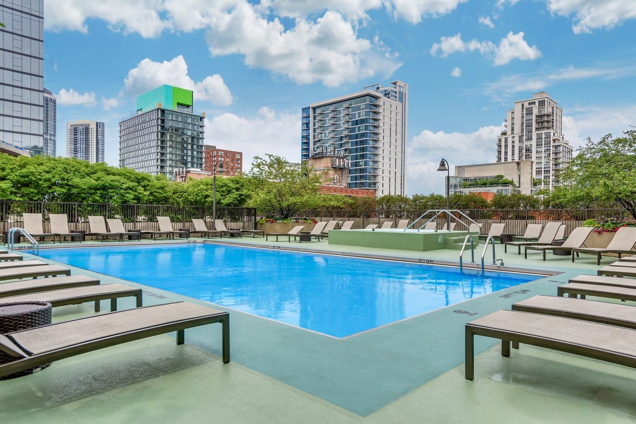 Picture of 400 N LaSalle amenities - pool view south | River North