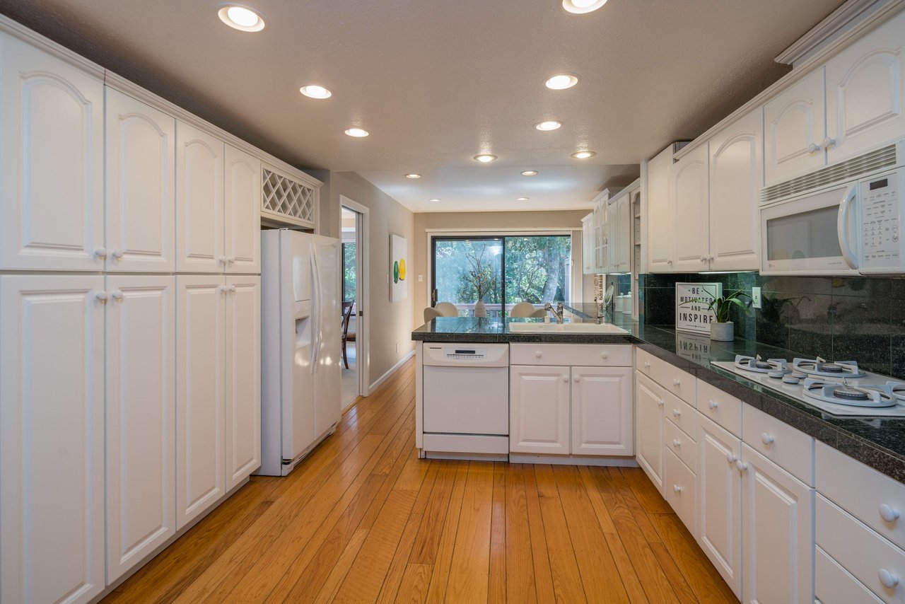 1661 Sugarloaf Dr