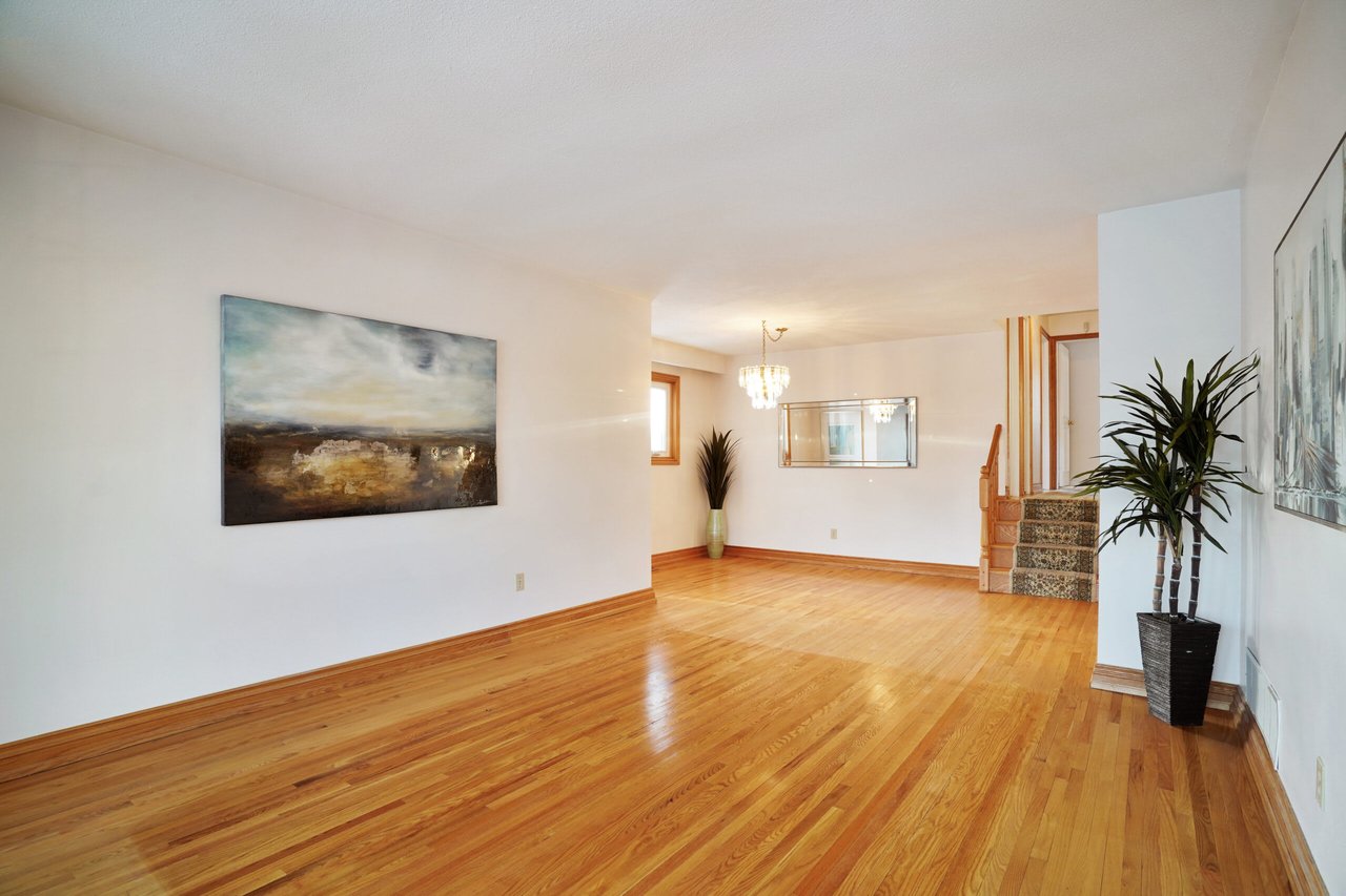 3517 Nadine Cres