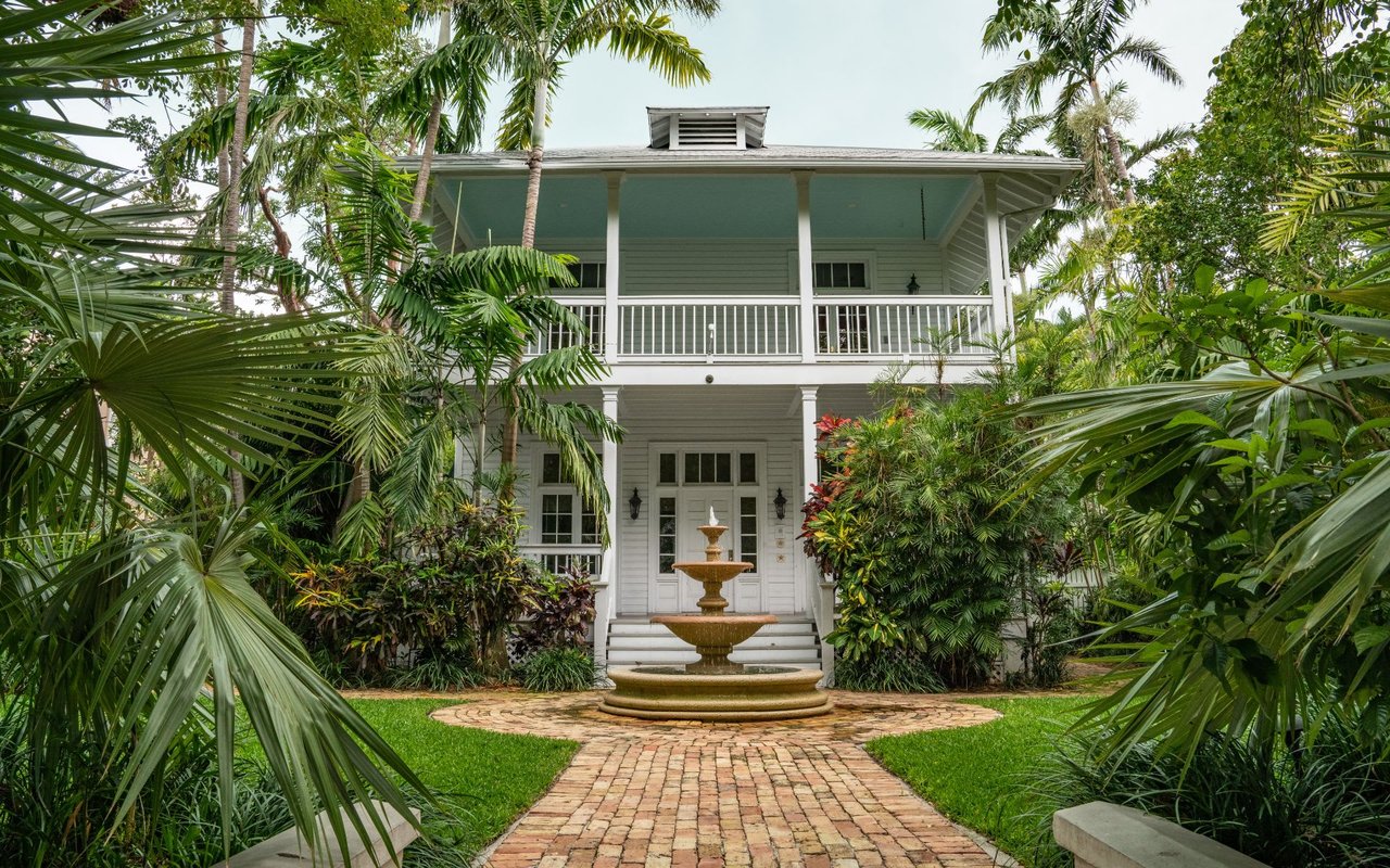 Take a Walking Tour of the Historic District in Naples, FL