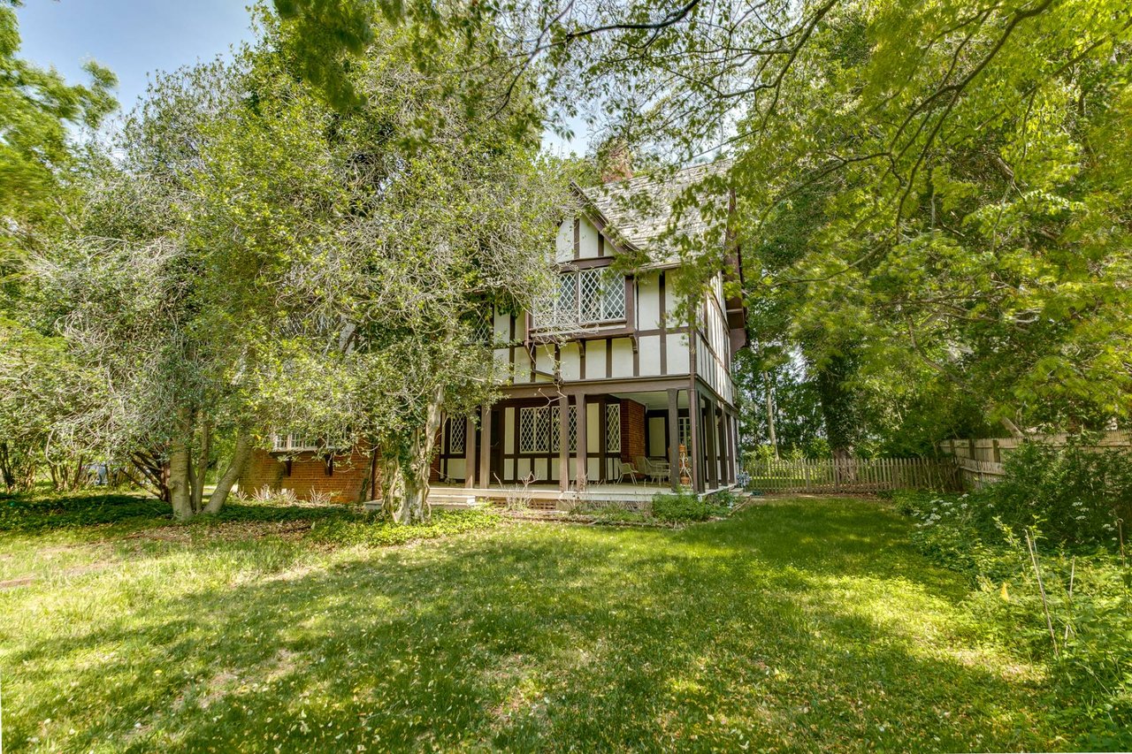 12 Woods Ln