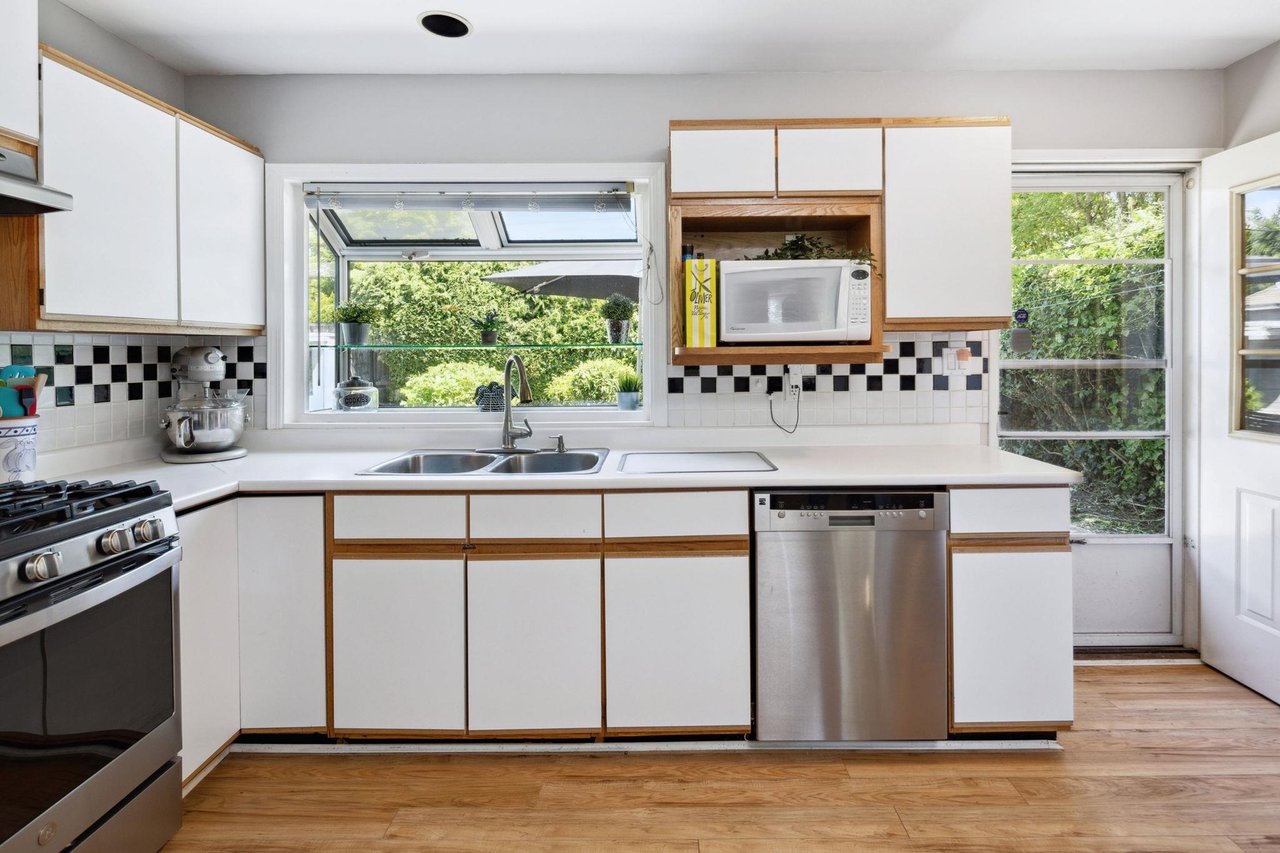 1384 Fernwood Cres