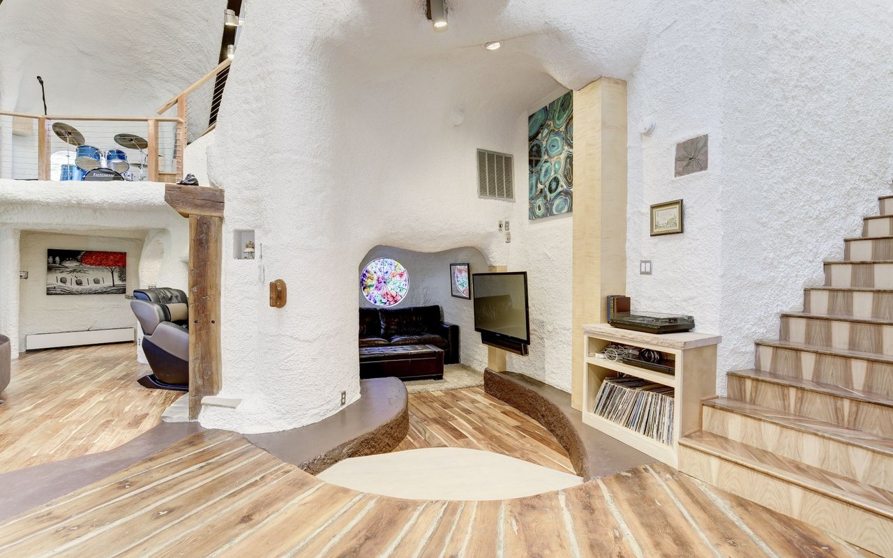 Mushroom House: 4949 Allan Rd