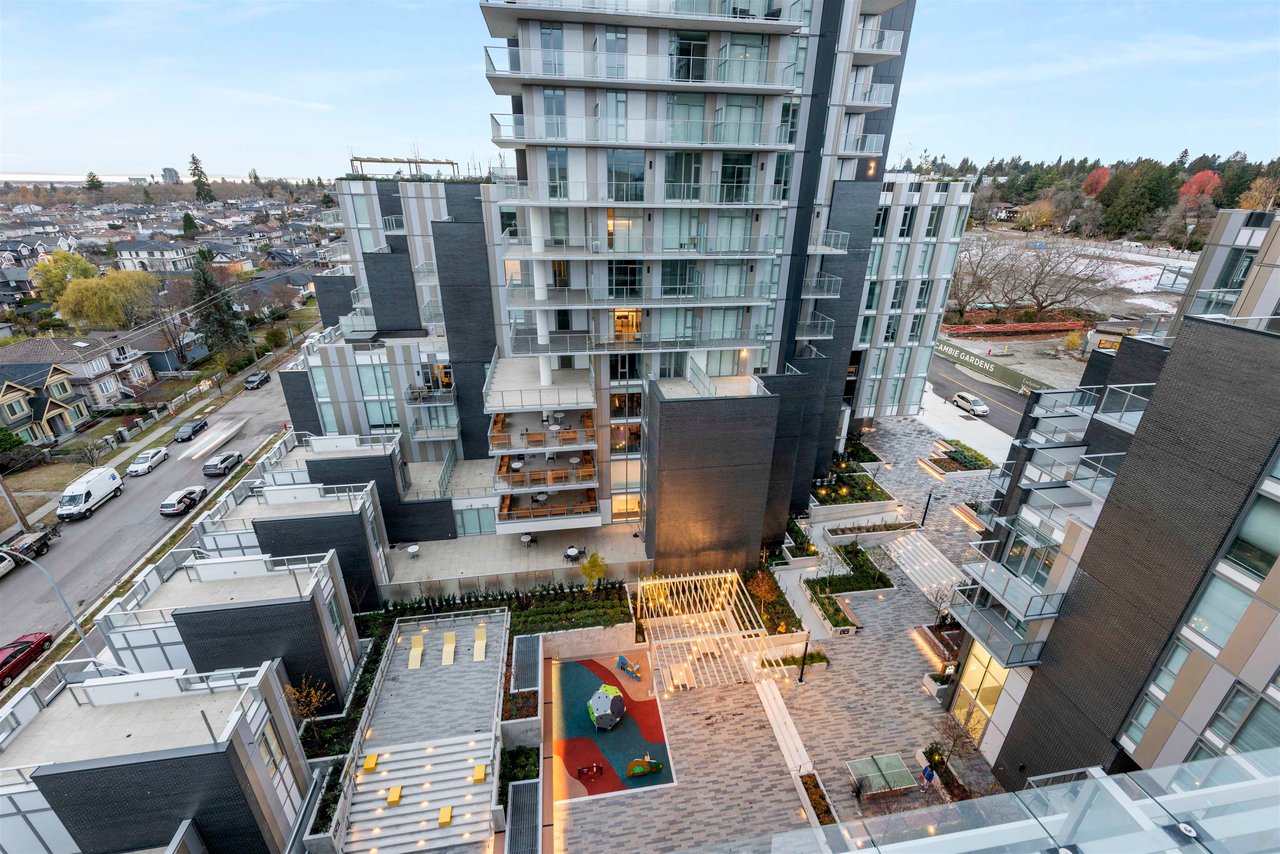 2302-7433 Cambie St