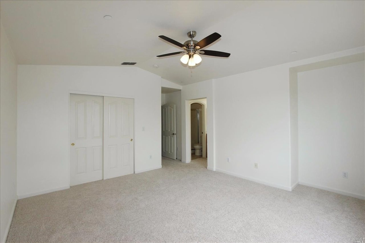 2525 Edgewater Dr