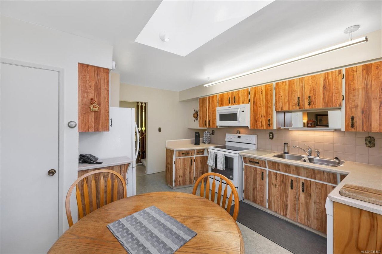 989 Abbey Rd, Saanich