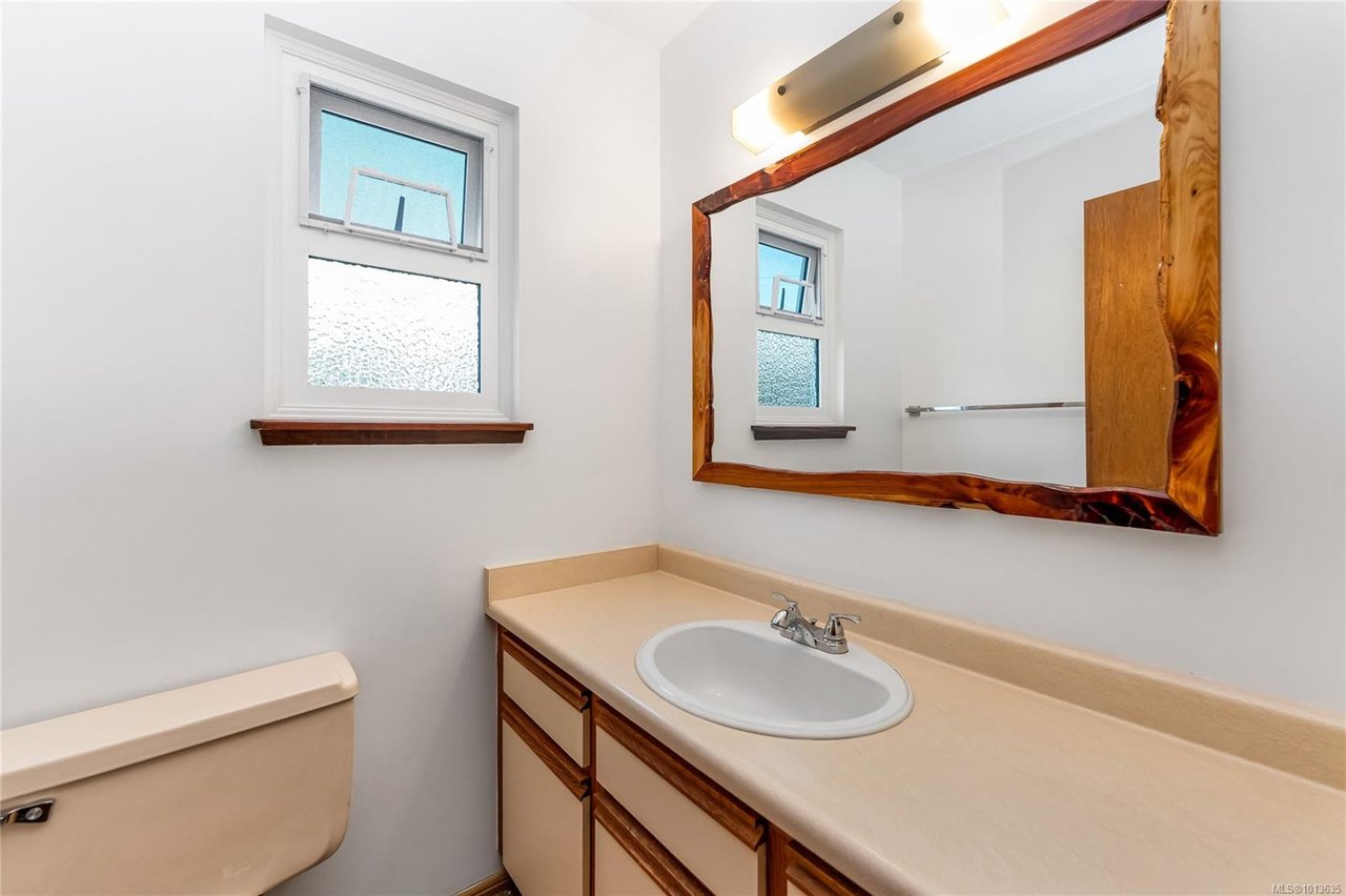 7678 Grieve Cres
