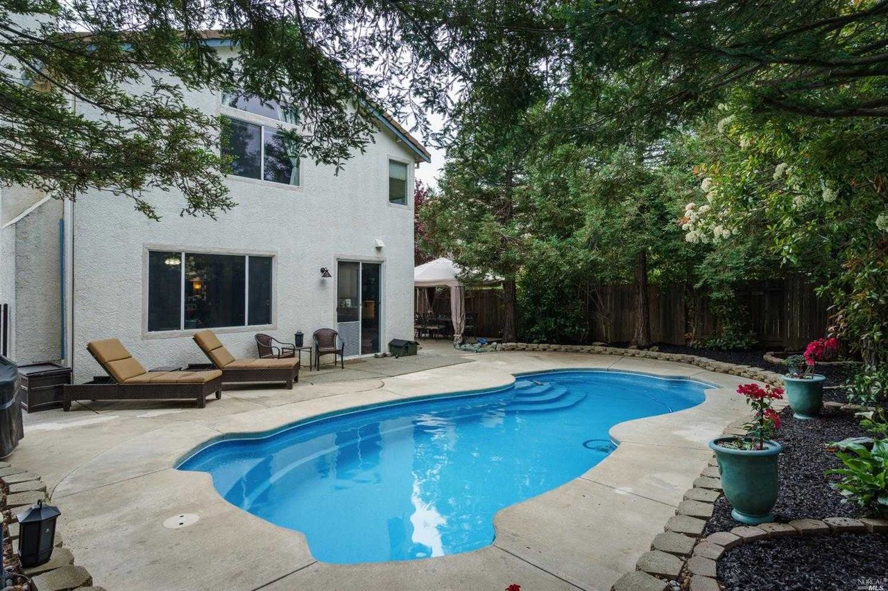 843 Cedarcrest Dr
