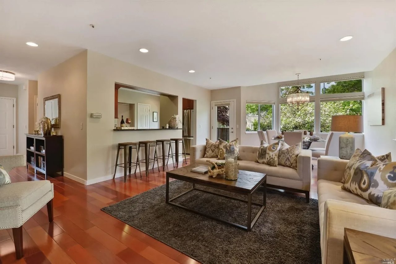 1 Creekside Ct