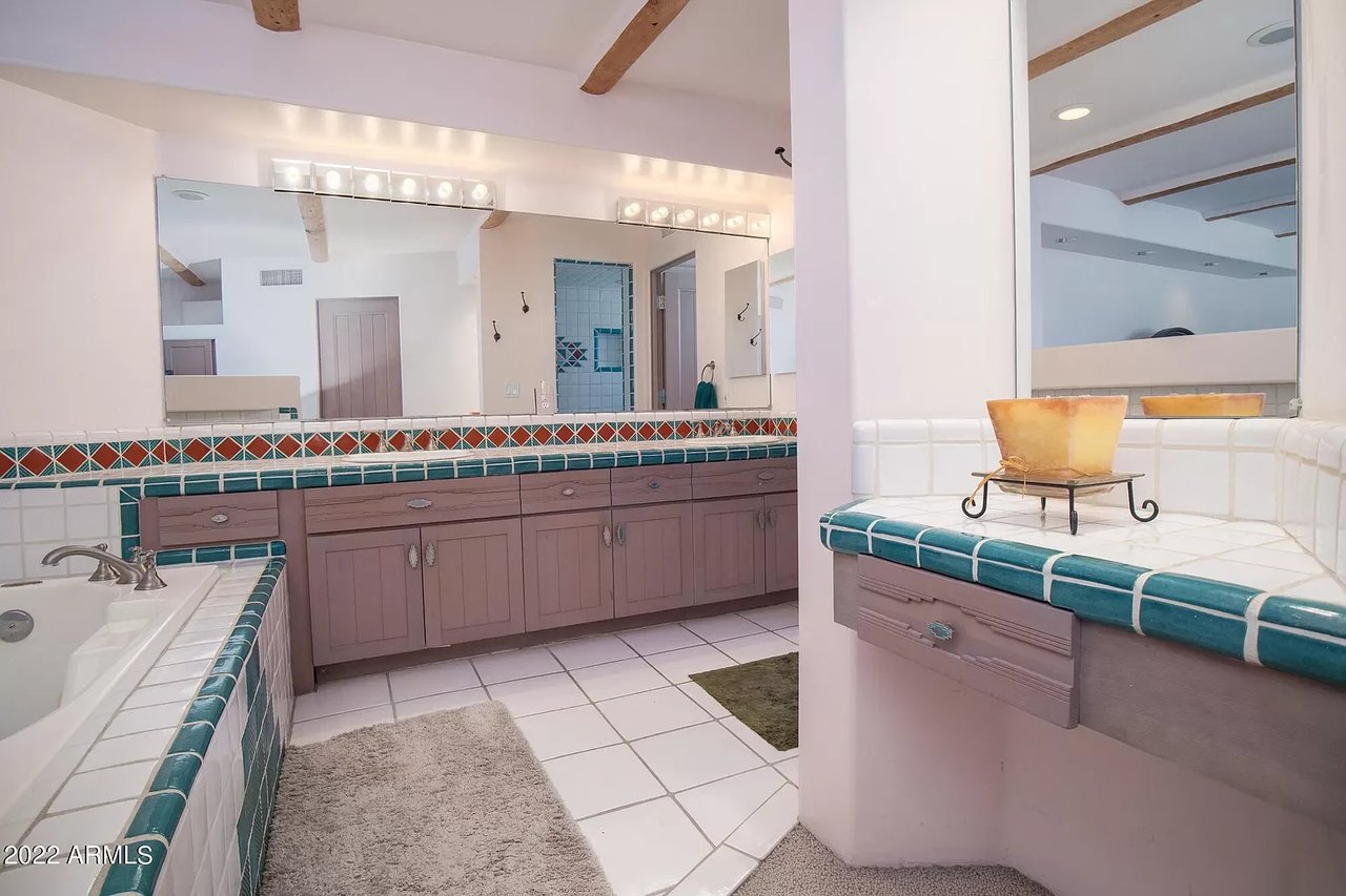 1049 N VILLA NUEVA DR