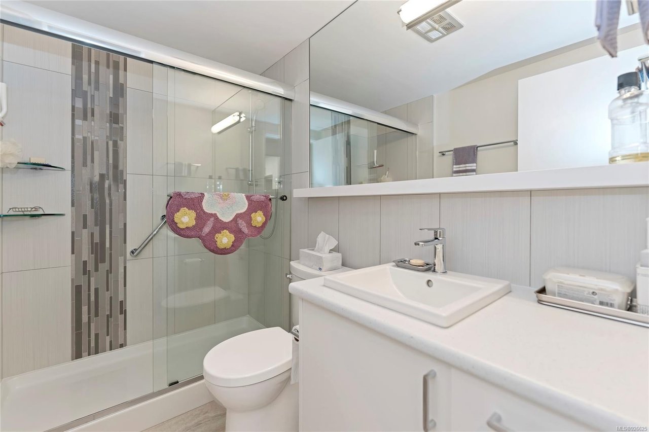 204-848 Esquimalt Rd