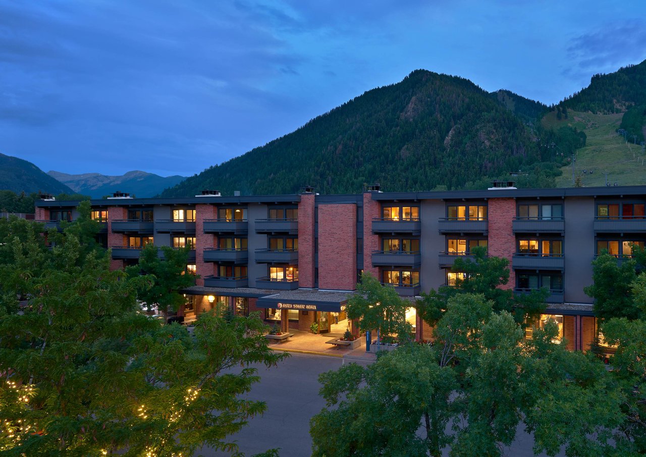 Contemporary & Luxury 4 Bedroom Aspen Square Condo  