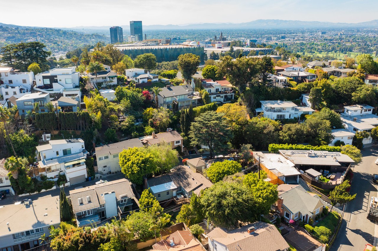 Hooray for the Hollywood Manor - sold $200K over asking