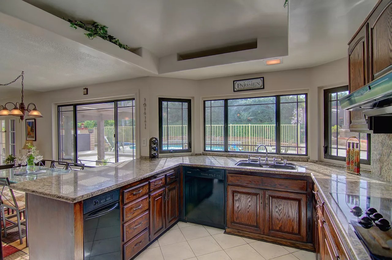 25122 Linda Vista Dr