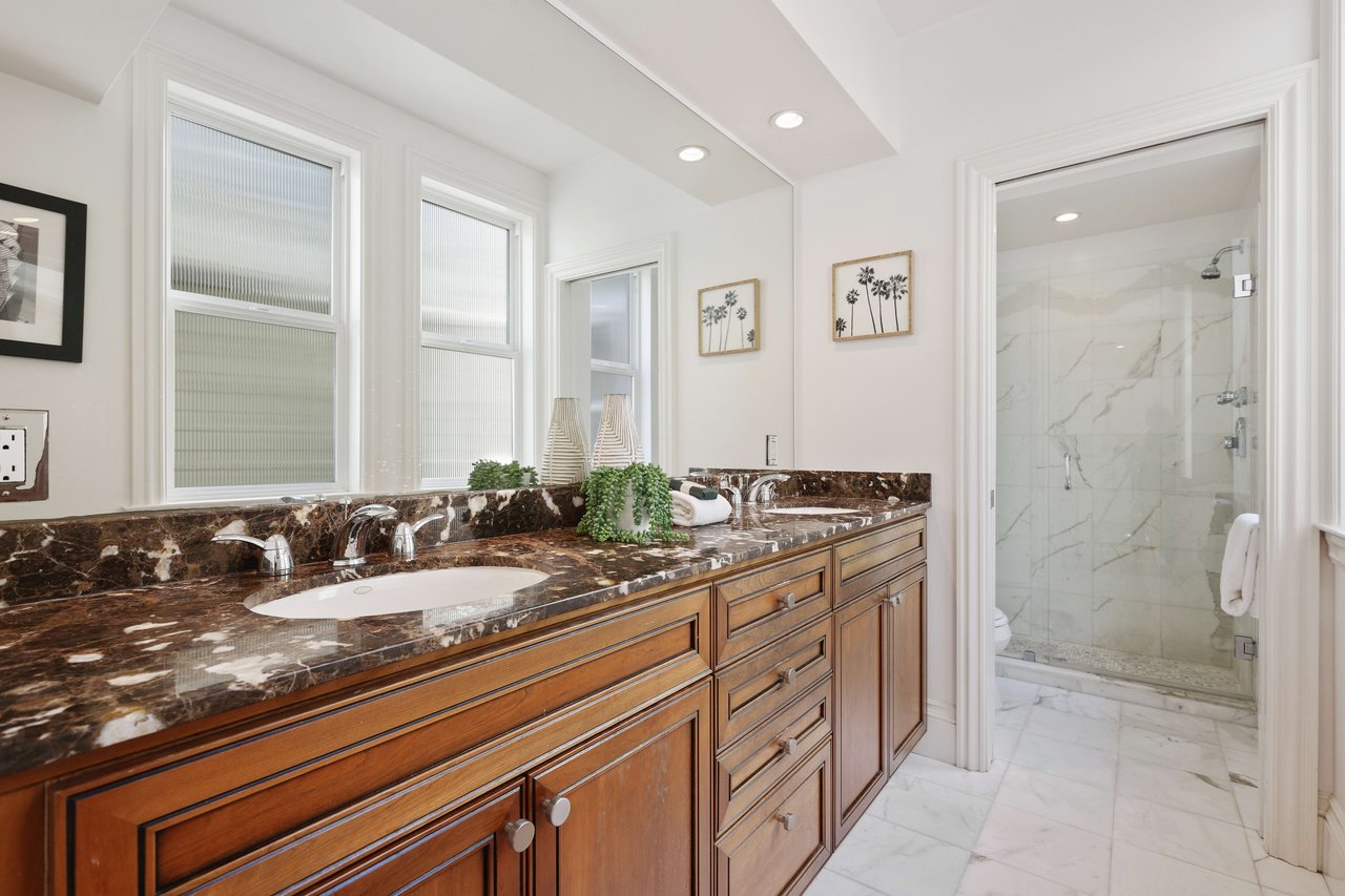 Bright 2 Bedroom Nob Hill Condominium