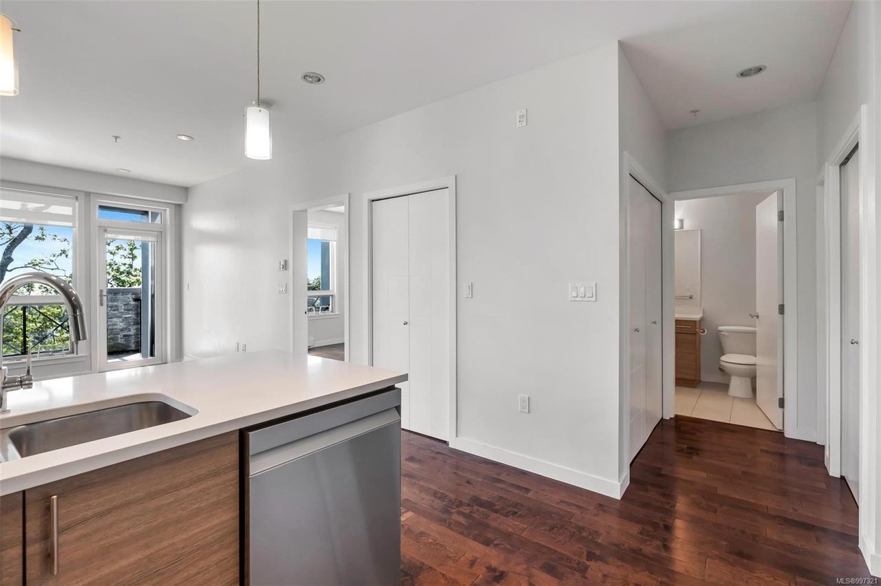 306-924 Esquimalt Rd