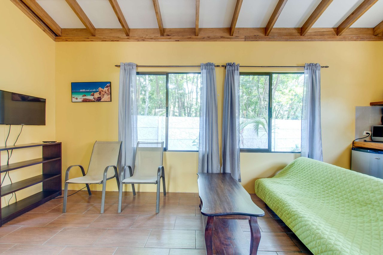 A highly-rated and high-occupancy resort with a hotel, cabins, on-site restaurant and a pool an easy 5-minute walk from PLAYA UVITA and Marino Ballena National Park!