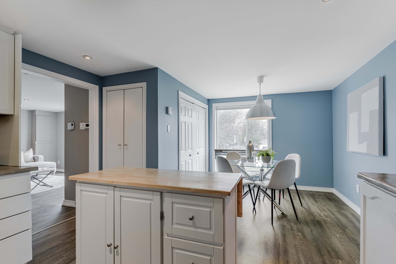 COLONIAL-STYLE HOME OFF LAKE SIMCOE