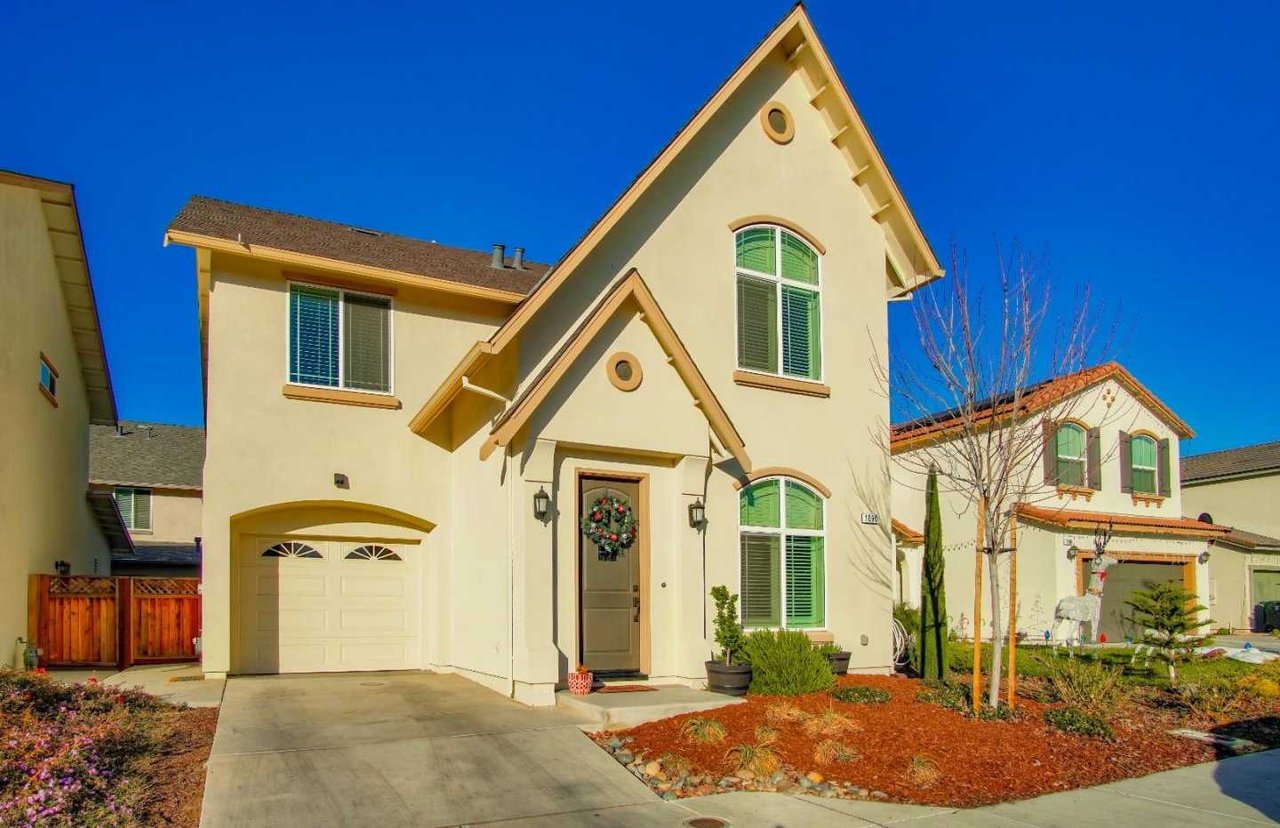 1690 Panorama DR
