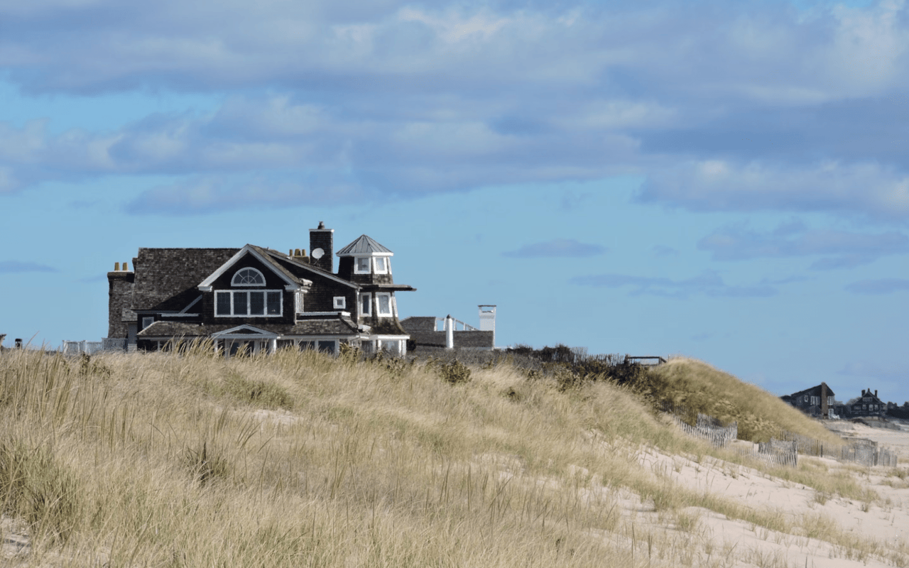 Navigating the Real Estate Market with The Hamptons Realtors: Tips for Buyers and Sellers