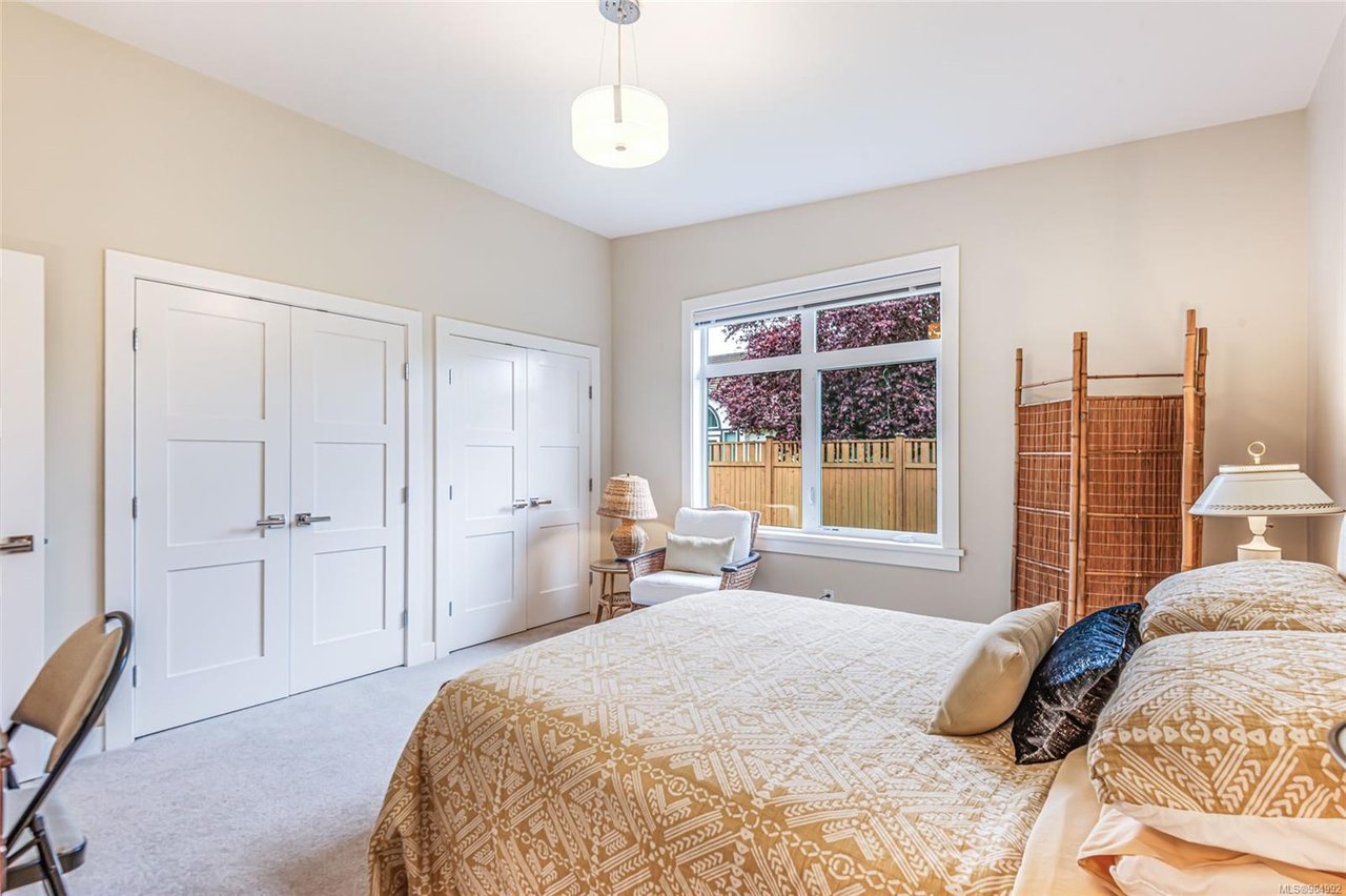 1-220 McVickers St