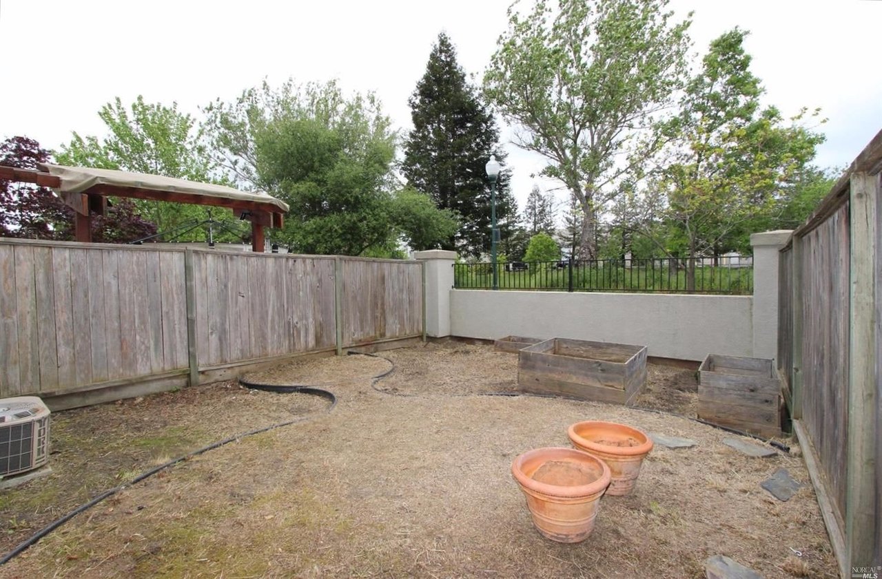 2525 Edgewater Dr