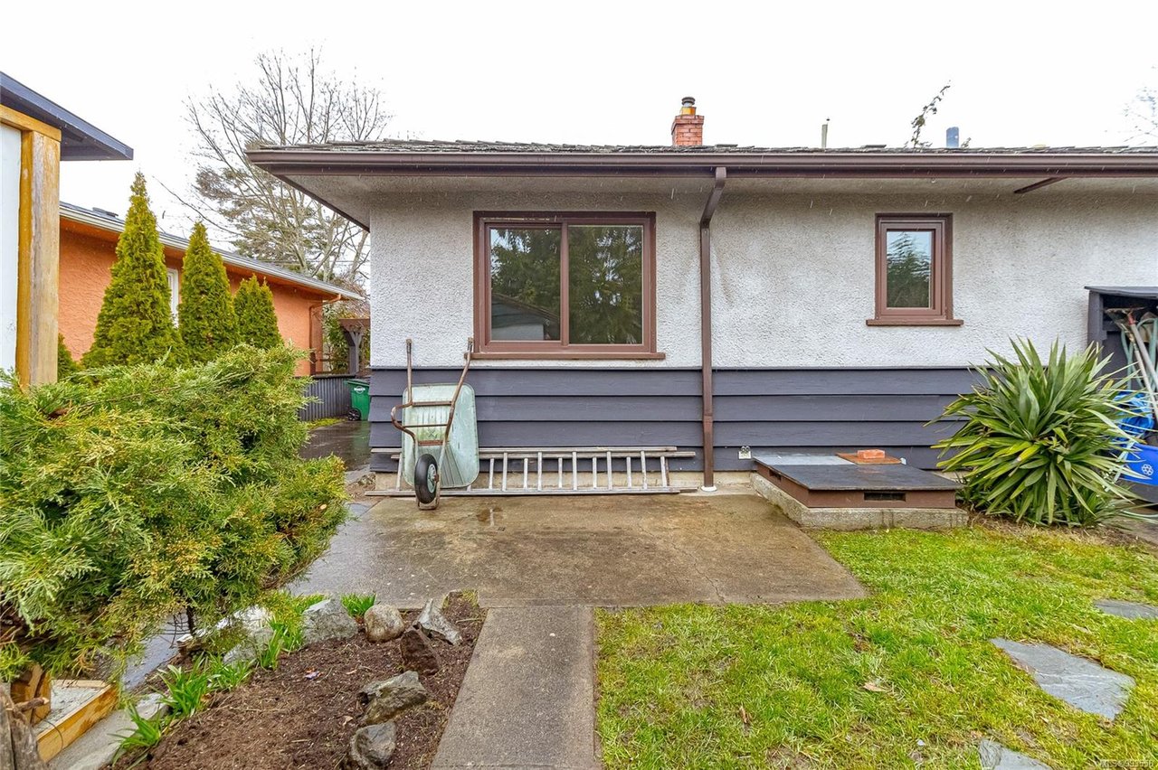 1867 Neil St, Saanich