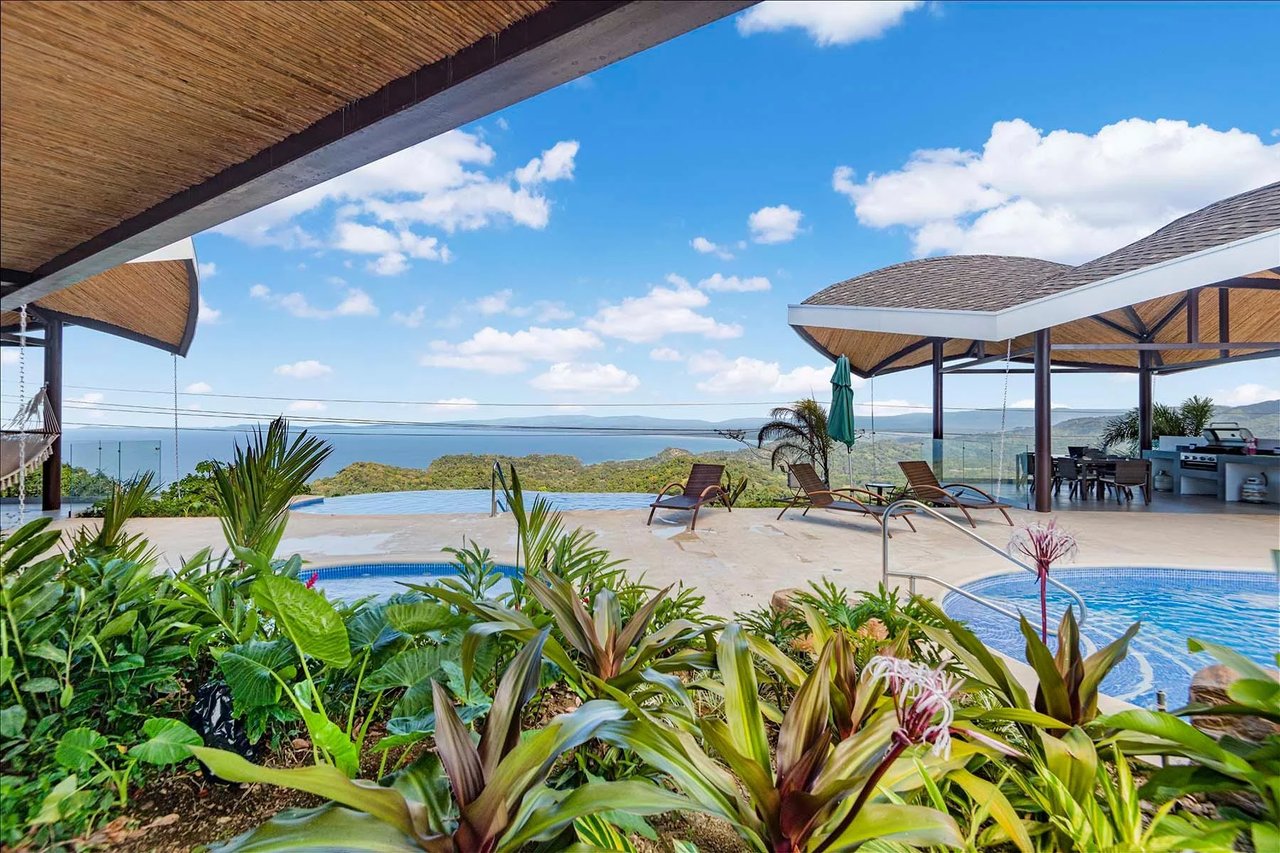 Luxury Oceanview Corner Penthouse, Jaco, Puntarenas