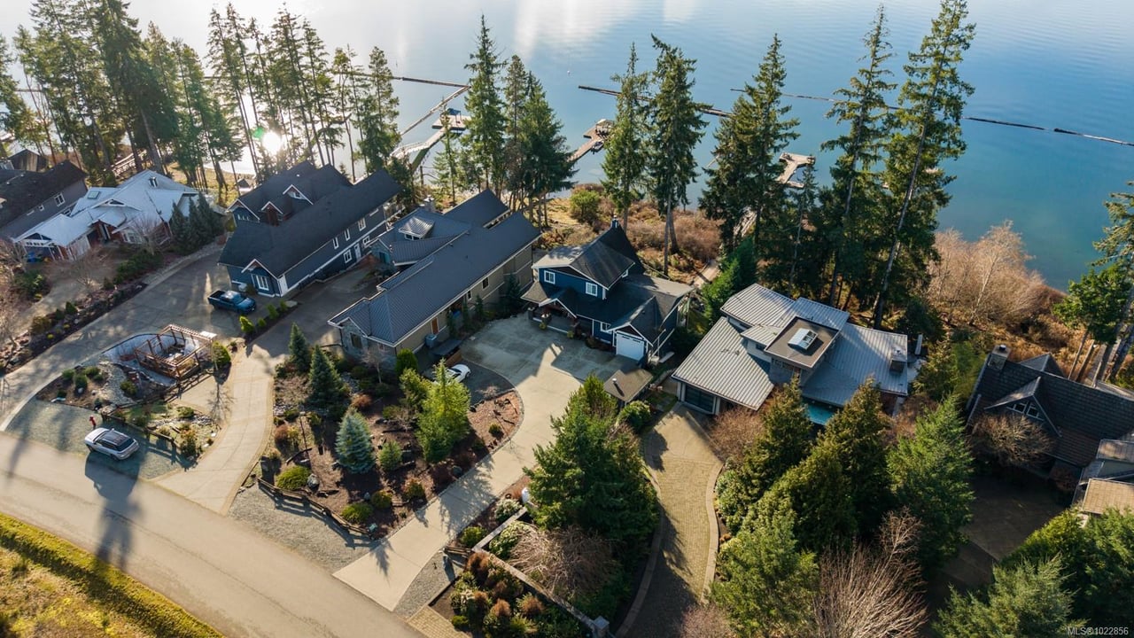 7364 Lakefront Dr, Lake Cowichan