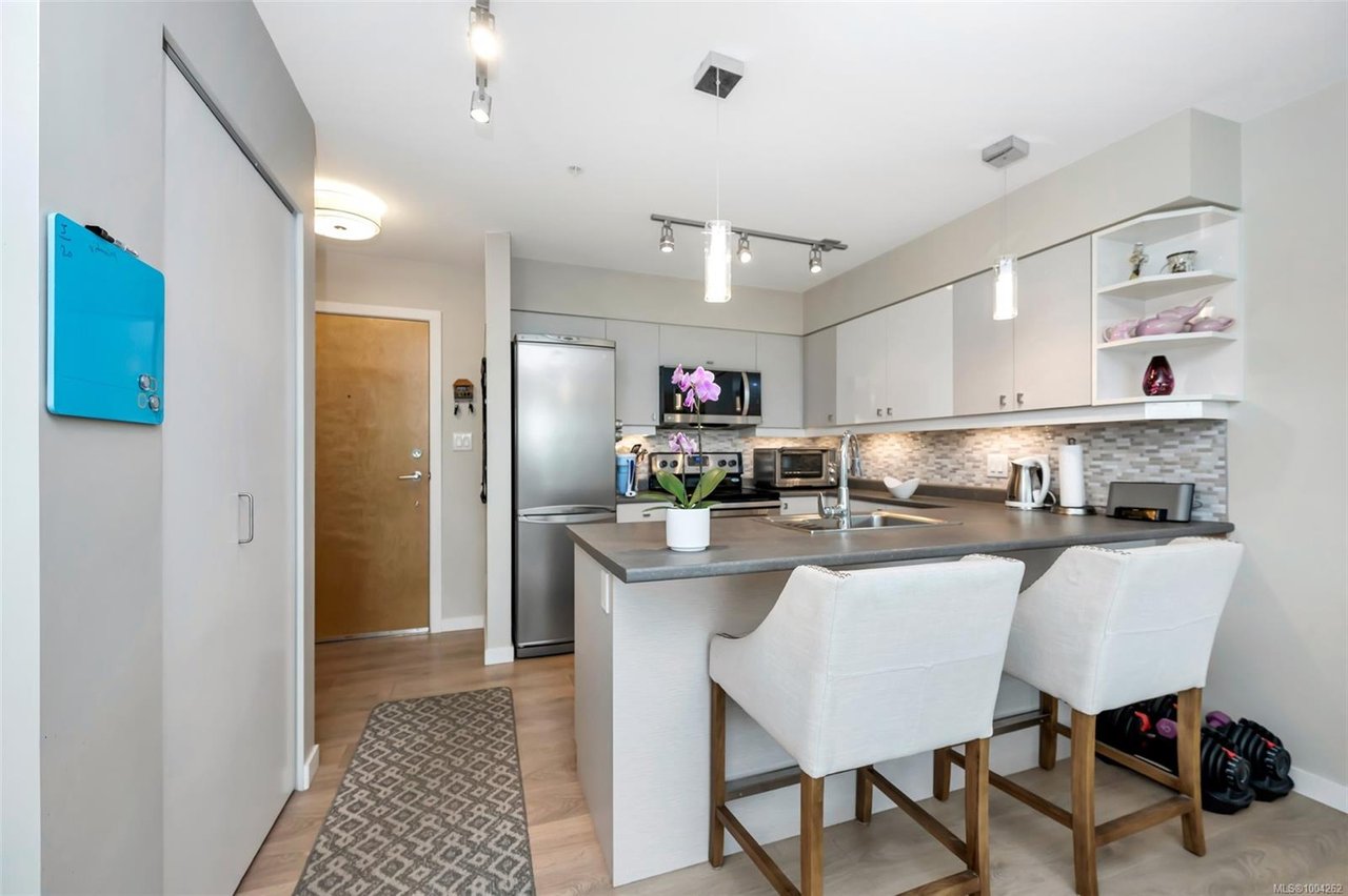 208-787 TYEE Rd, Victoria
