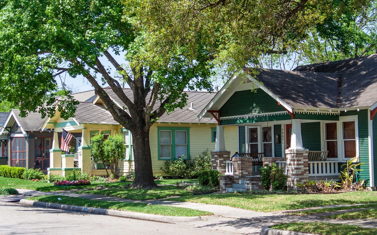 a lined single family homes in Houston Heights