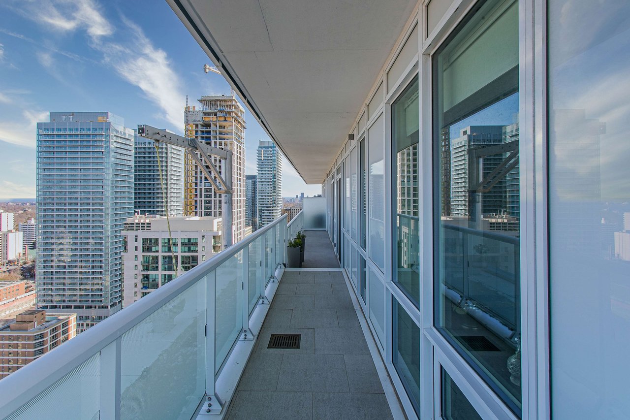 Skyline Sanctuary With Huge Terrace