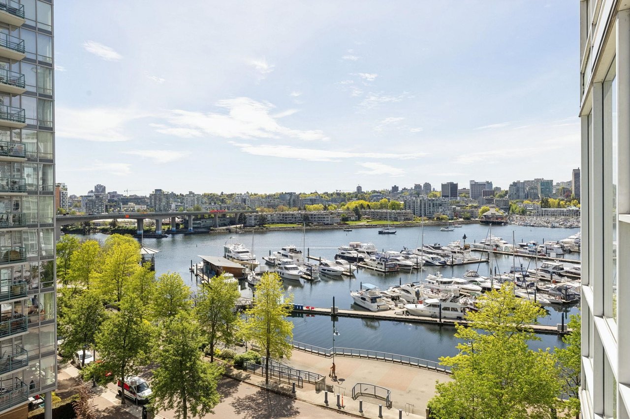801-1077 Marinaside Cres
