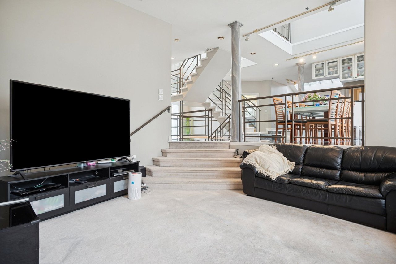 2085 Qualicum Dr