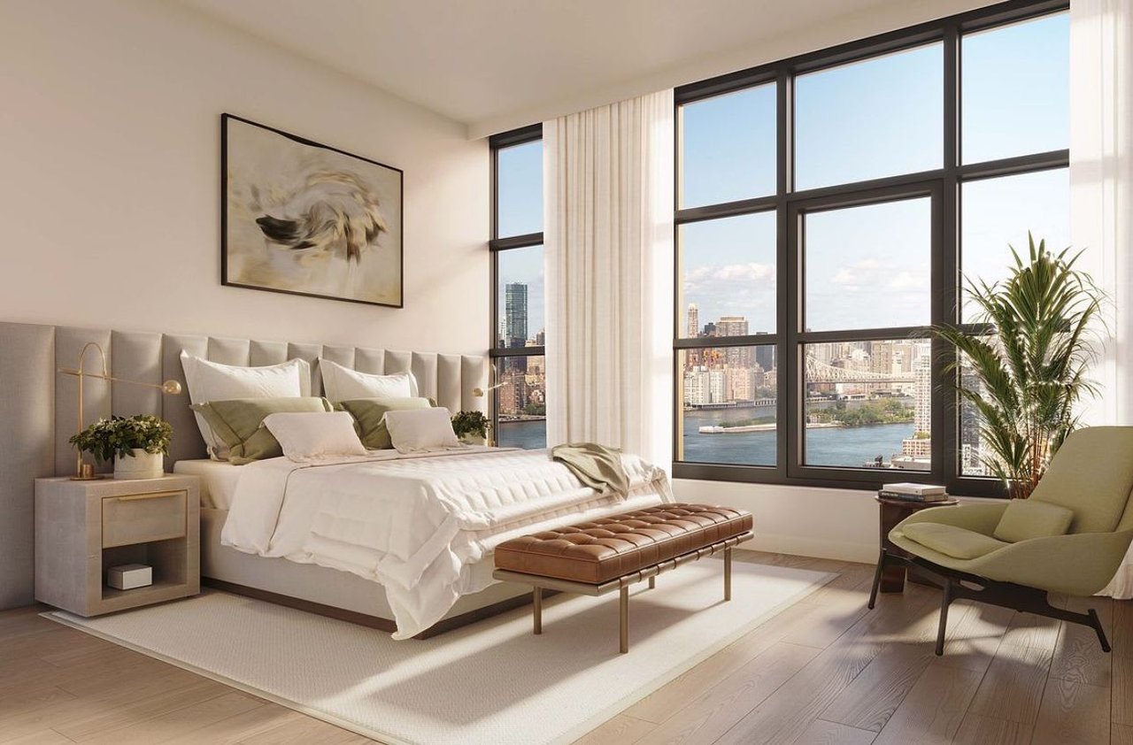 Maria Fernanda Roda asesorando a un estudiante internacional sobre cómo alquilar su primer apartamento en Nueva York.