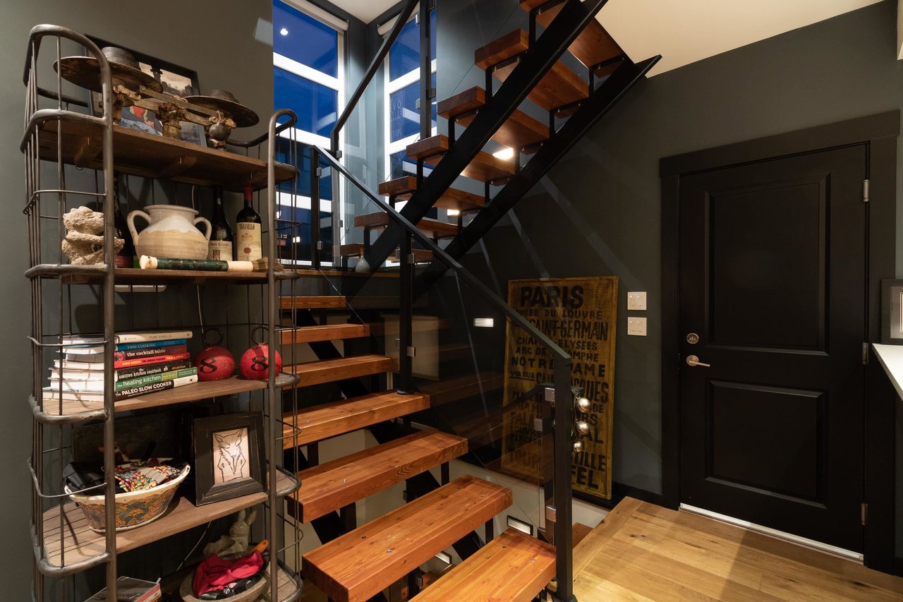 215 W 17th St
