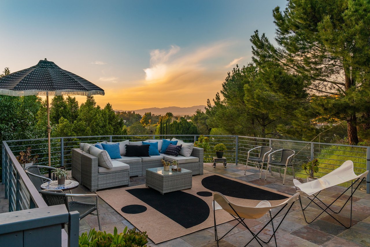 deLIGHTfull Mid Century in the Studio City "Donas"