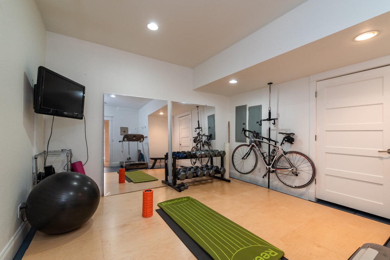 1686 Sunset Blvd