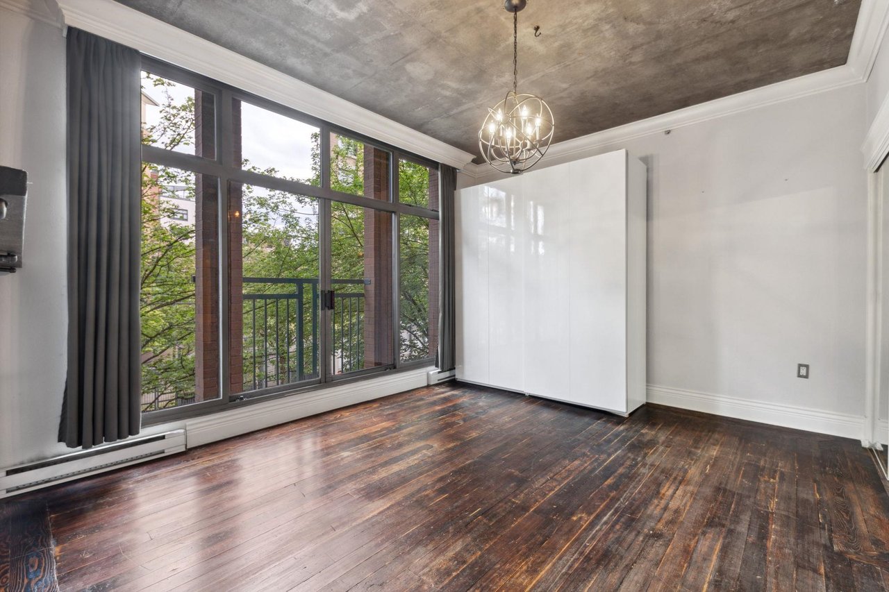 208-22 E Cordova St