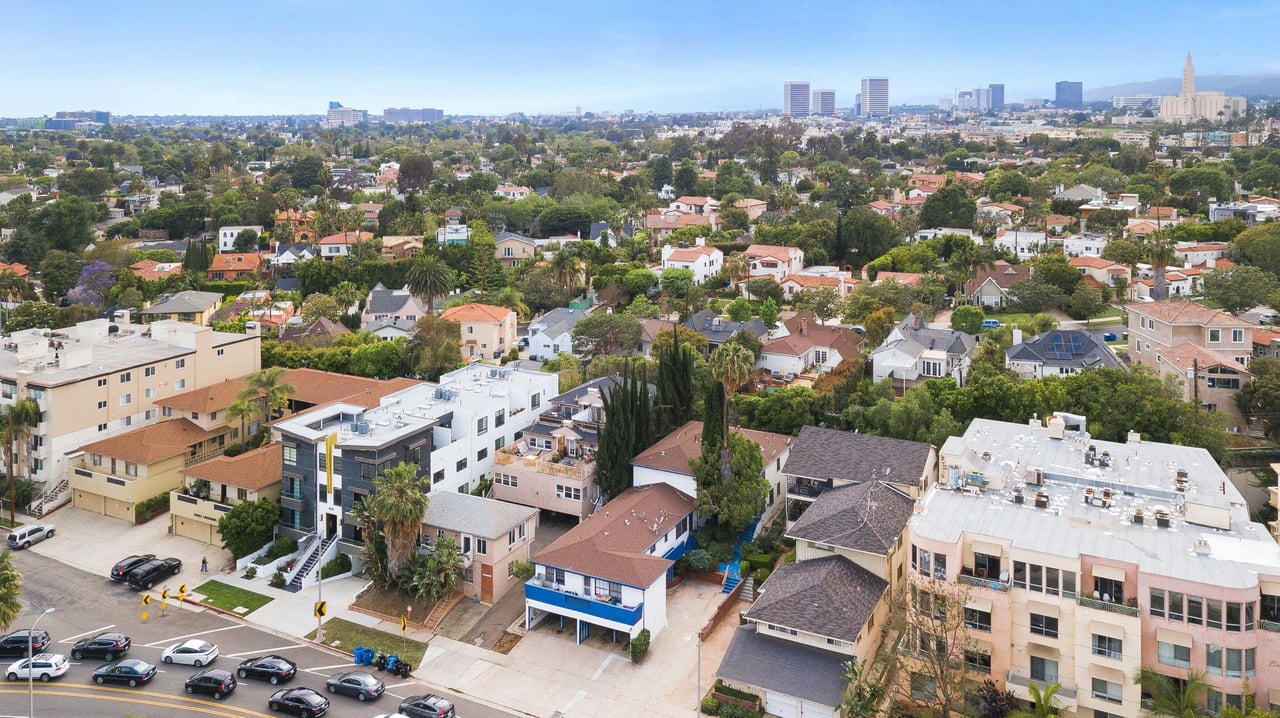 2121 S Beverly Glen