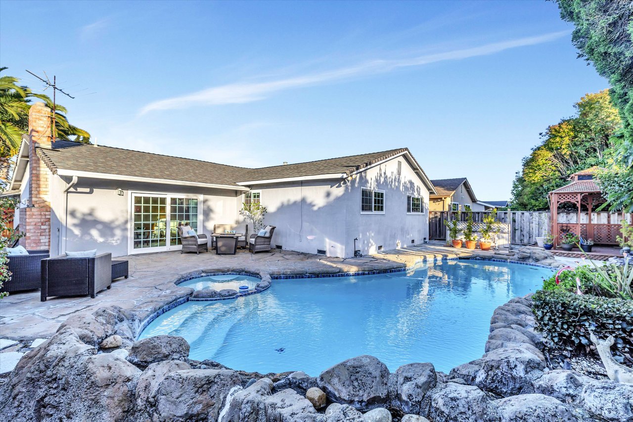 33827 Whitehead Ln