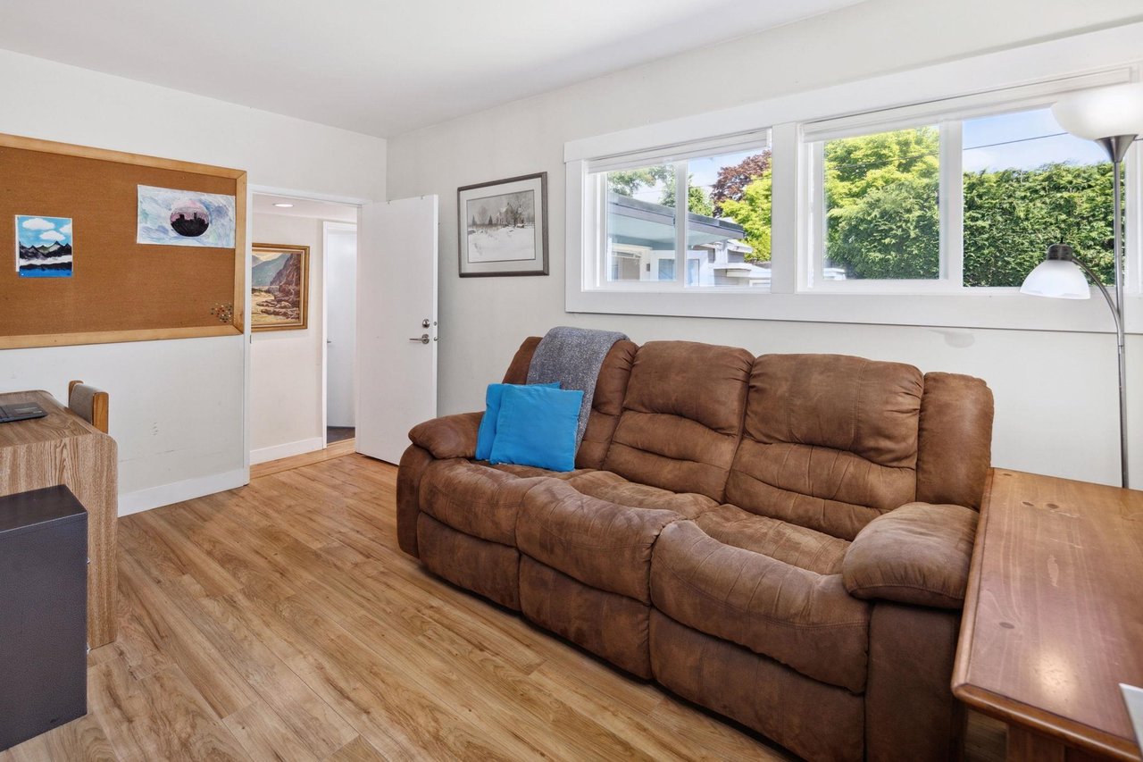 1384 Fernwood Cres