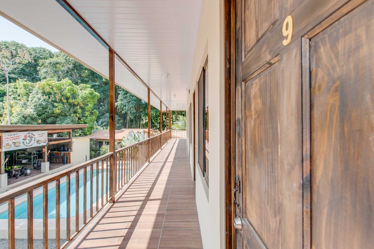 A highly-rated and high-occupancy resort with a hotel, cabins, on-site restaurant and a pool an easy 5-minute walk from PLAYA UVITA and Marino Ballena National Park!