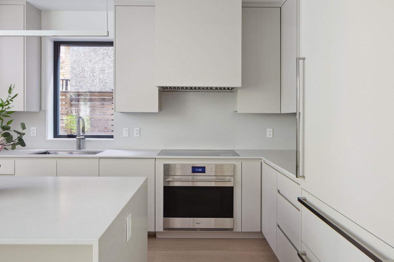 1-730 W 17 Ave