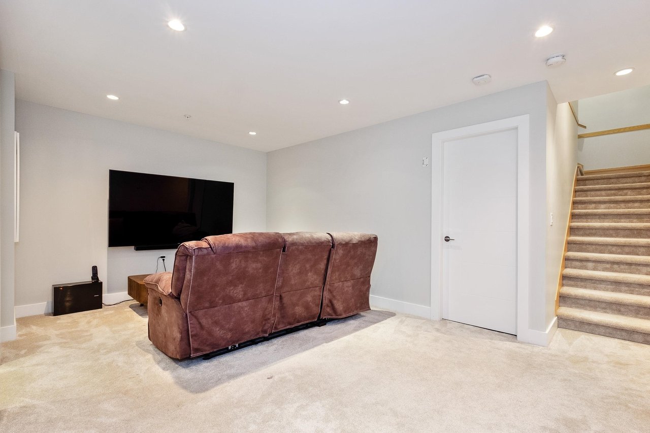 233 W 19th St