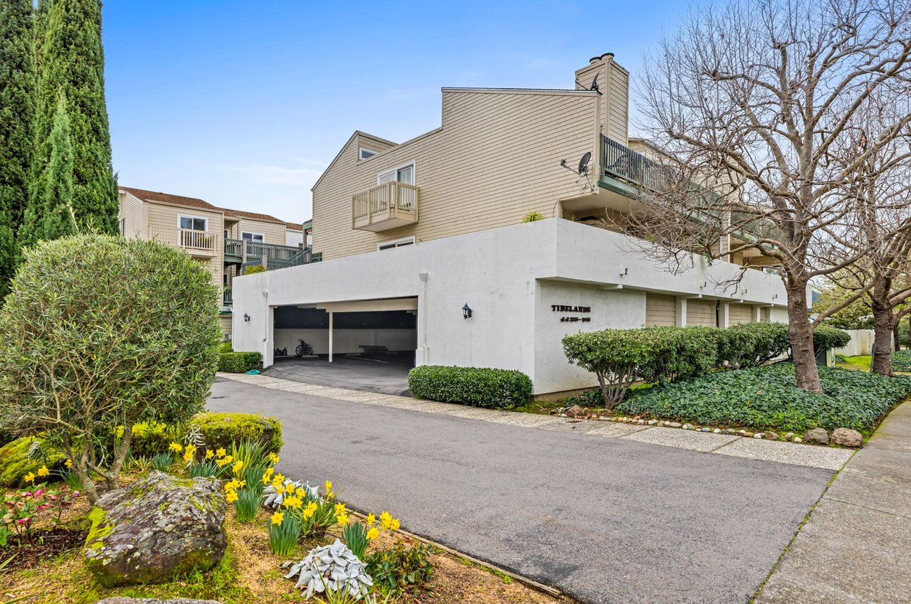 Stylish & Remodeled View Condo in Greenbrae