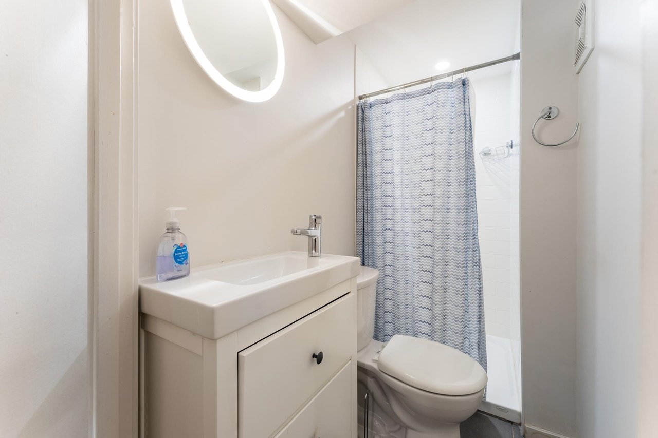 2060 Deep Cove Cres