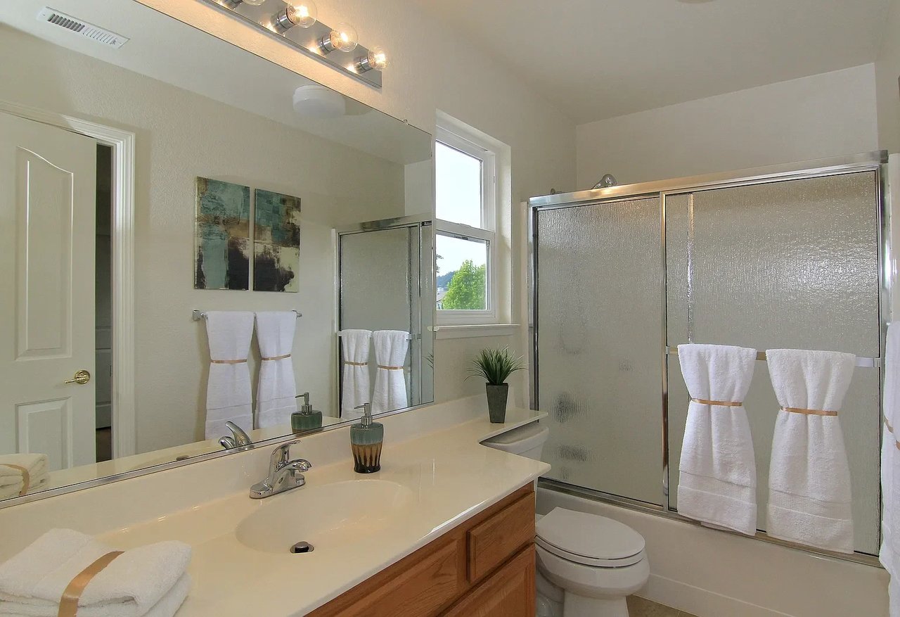 905 Coast Range Dr