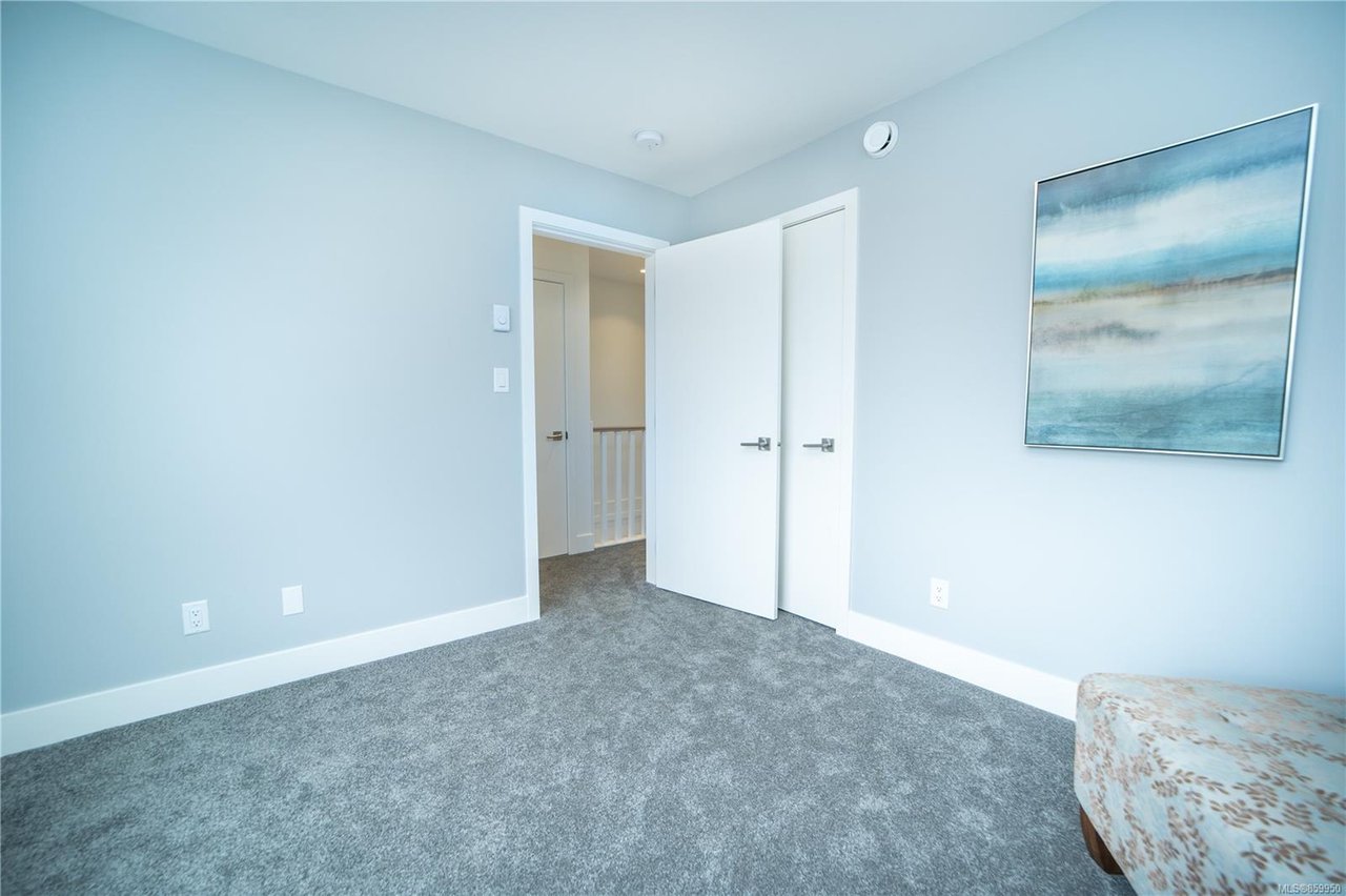 5-1052 Tillicum Rd